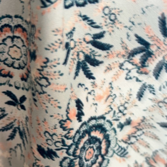 Maurice's Blouse, Women Size M, floral top, buttoned sleeves - Picture 9 of 14